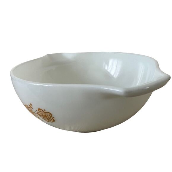 Mid century Pyrex milk glass vintage gold butterfly pattern 2.5 quart bowl - Picture 7 of 10